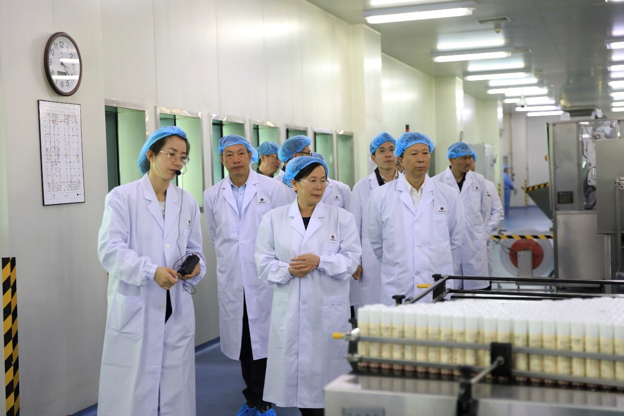 叶静漪一行参观云南白药集团股份有限公司.jpg