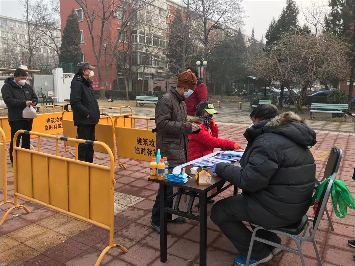 社区居民领取通行证自觉间隔一米.jpg