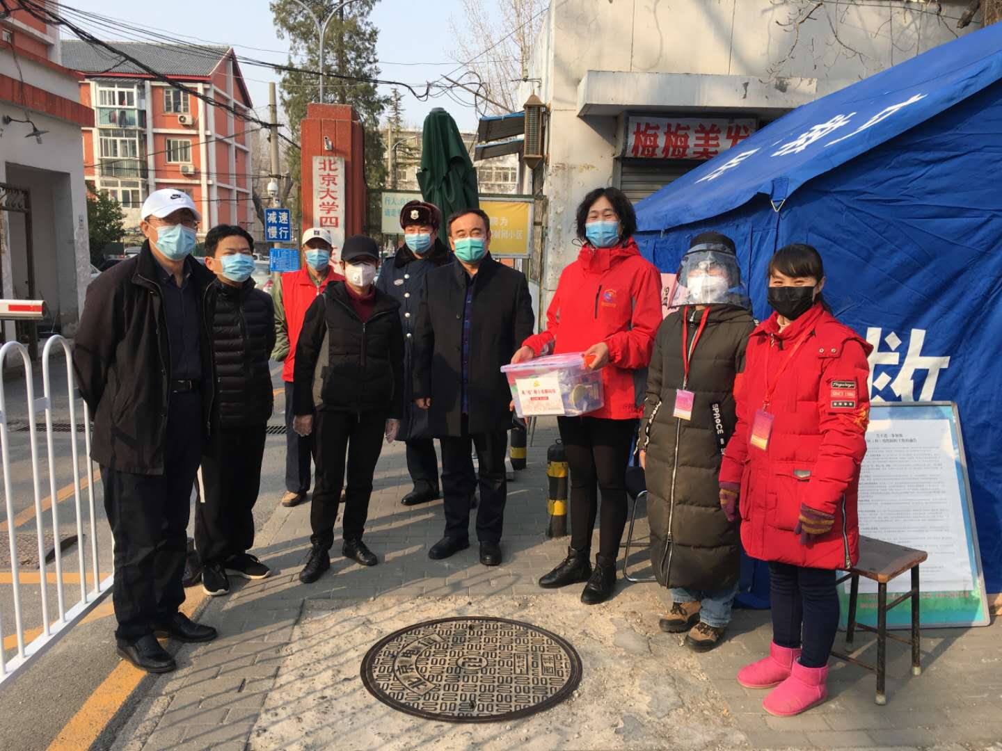 为社区防控一线发放区委组织部慰问品.jpg