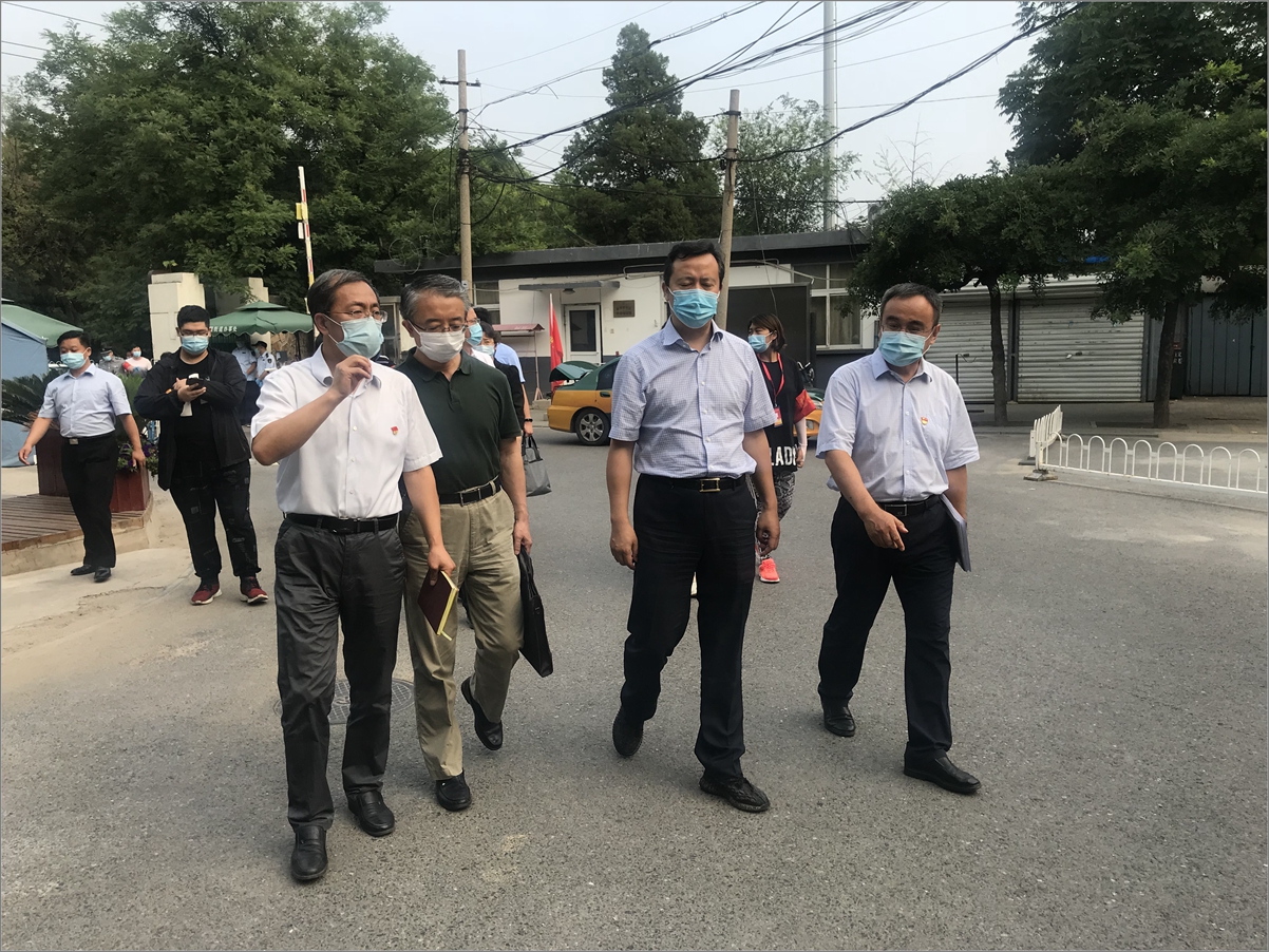 实地调研社区防控工作.jpg