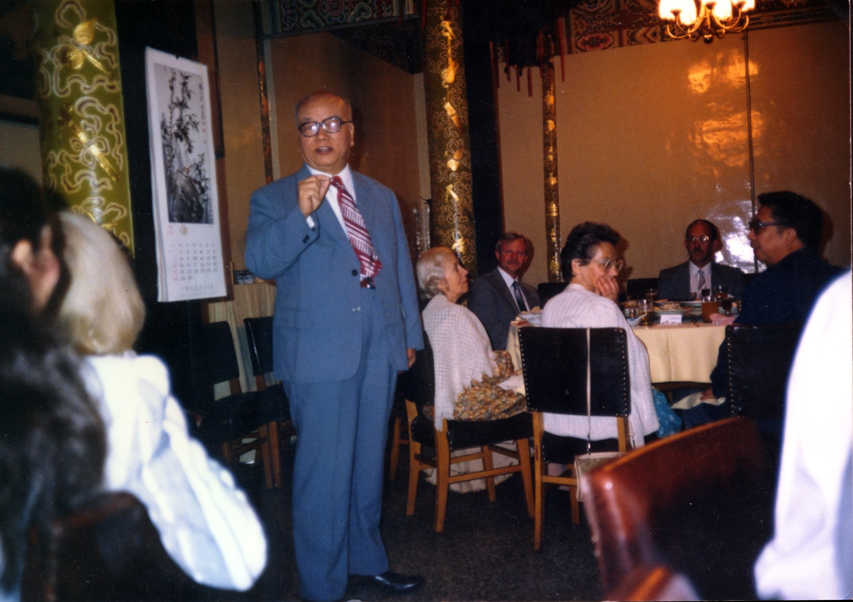 07-1986年小分子结构国际会议上与来宾欢聚.jpg