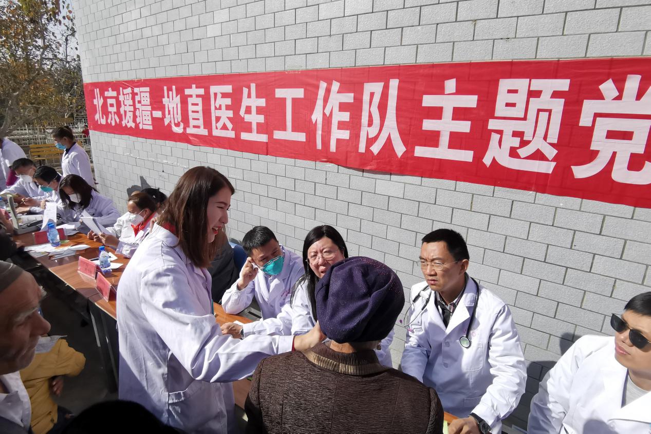 卓明磊（右二）在策勒县下乡义诊_副本.jpg