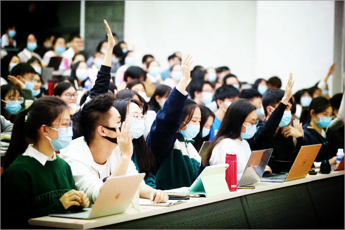 在人文讲堂上，同学们积极举手回答问题.jpg