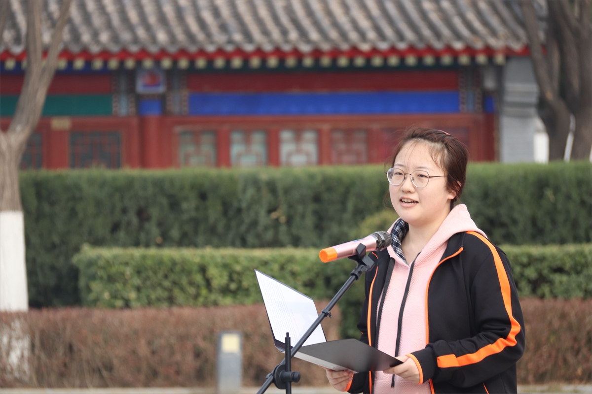 图9.学生代表发言.jpg