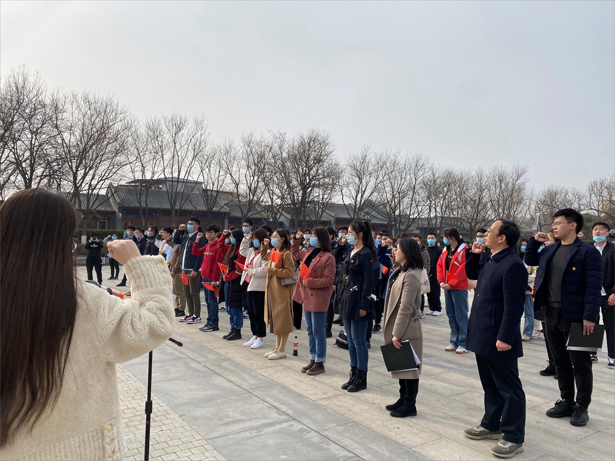 图11.重温入党誓词.jpg