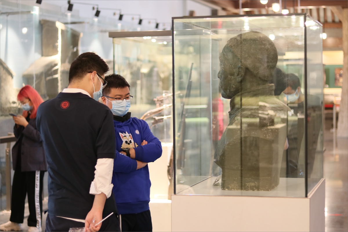 1、师生在焦庄户地道战遗址纪念馆参观学习.jpg
