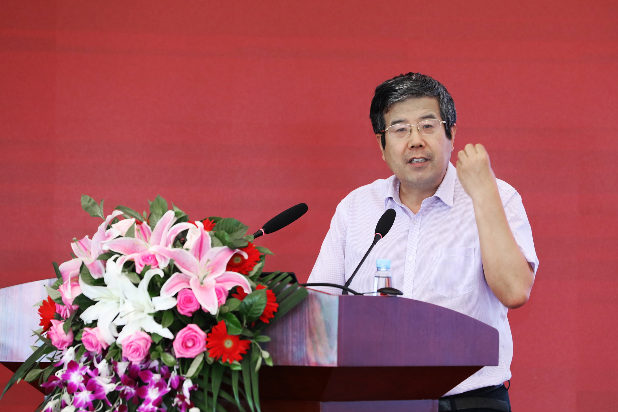周建波作主题演讲_调整大小.jpg