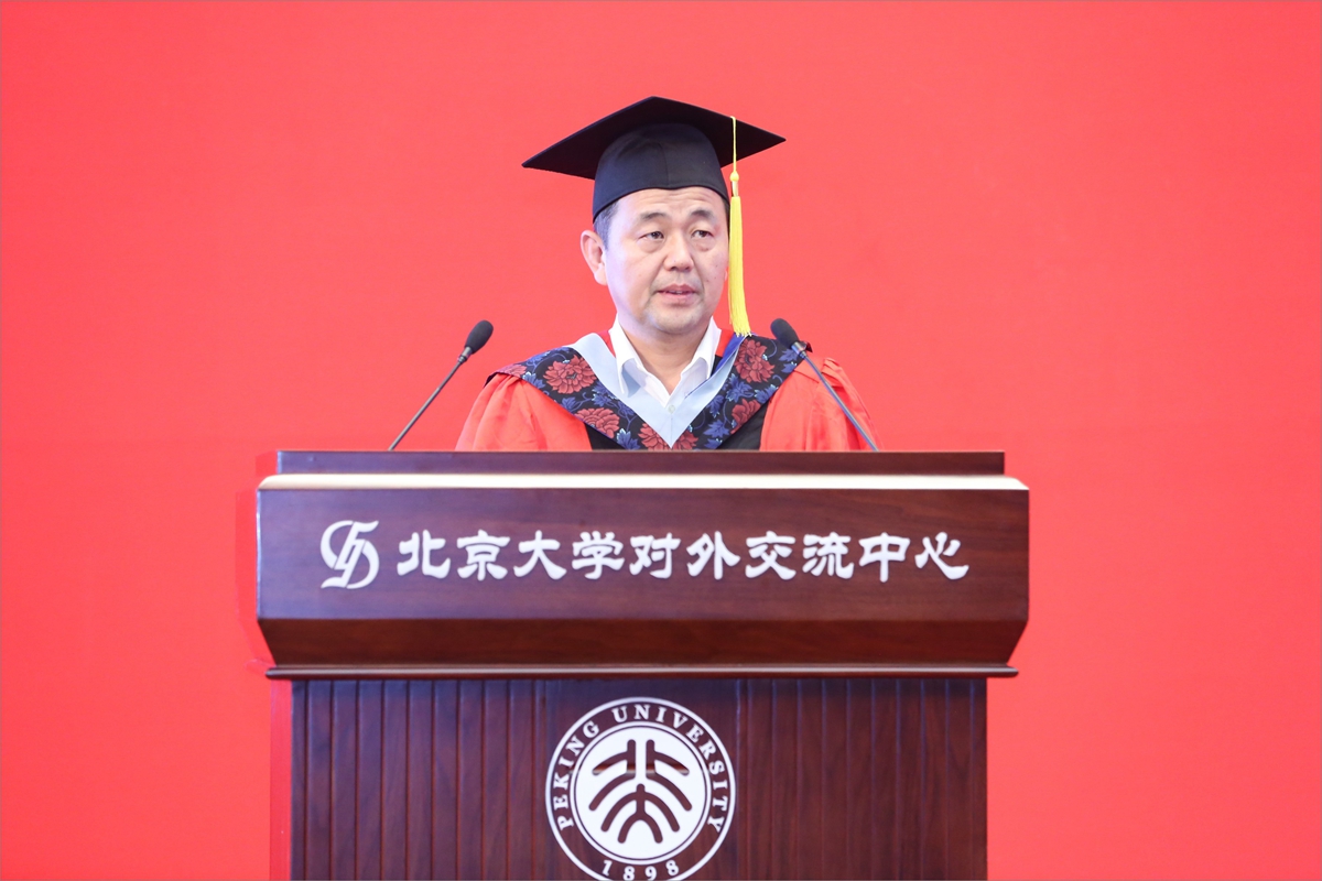 图7 刘瑜宣读学院毕业生名单.jpg