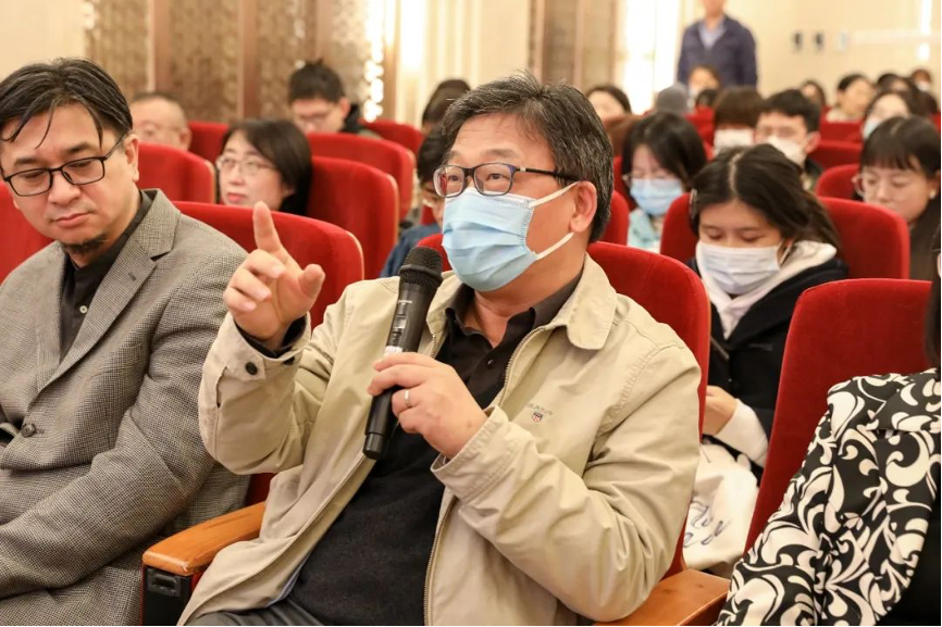 与会师生与高宏存教授展开交流.png