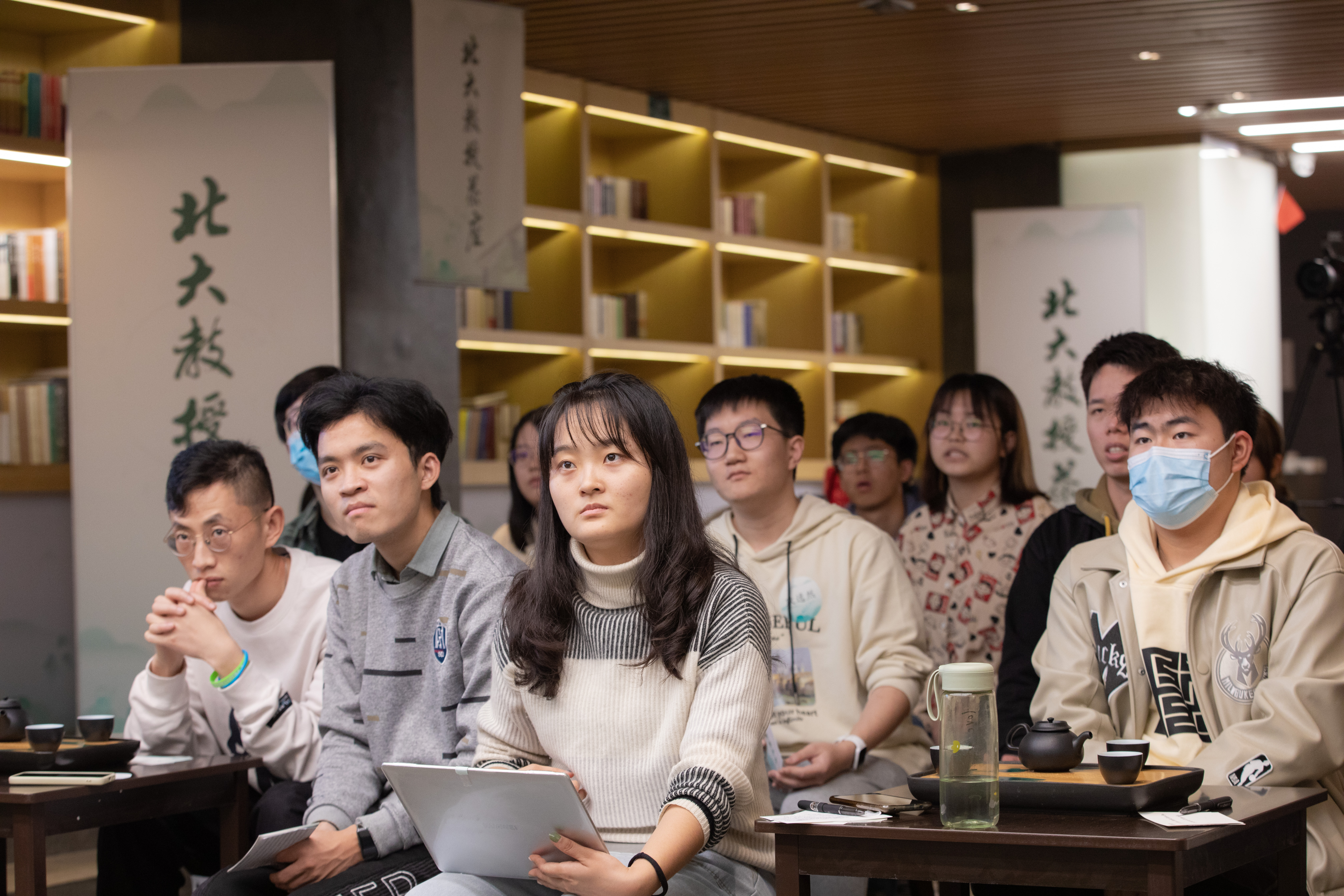 学生认真听讲.jpg