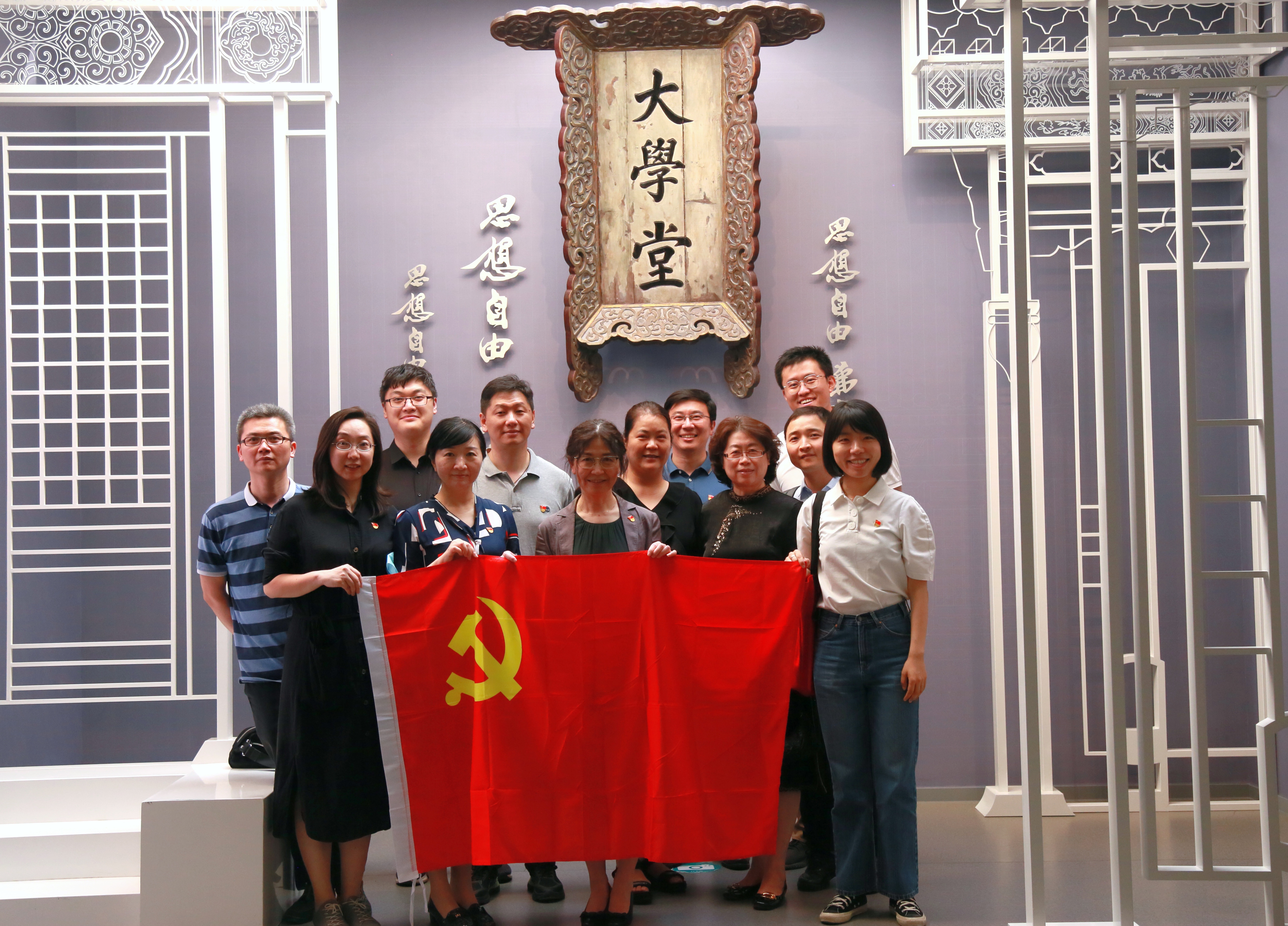 参观校史馆.jpg