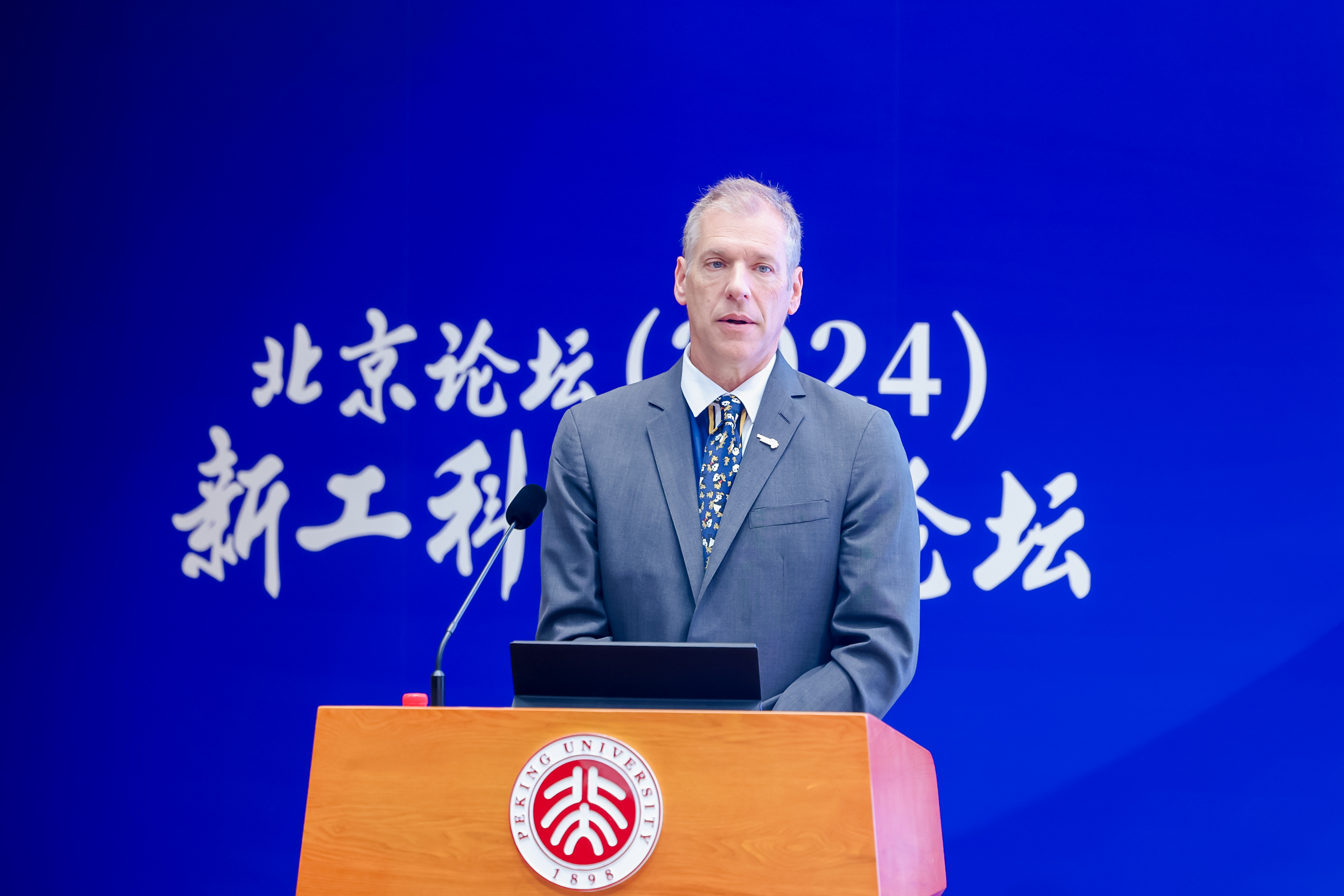 08 丹尼尔·科曼作报告.JPG