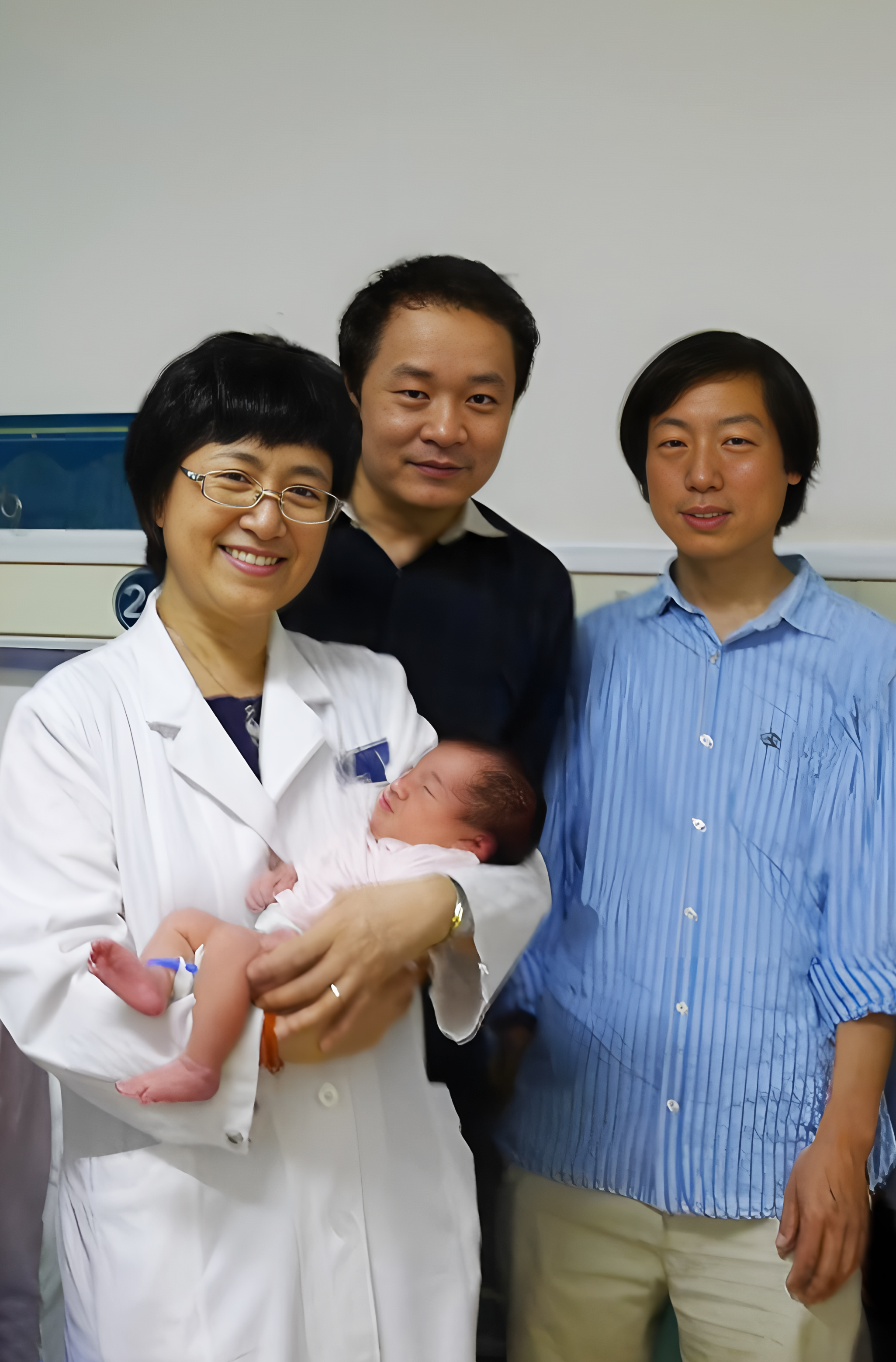 图9 2014世界上第一例“MALBAC婴儿”诞生（左起分别是乔杰、谢晓亮、汤富酬）.jpg